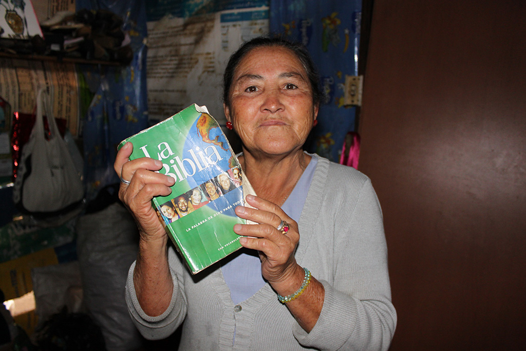 Eldre colombiansk dame viser frem sin bibel