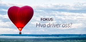 Hjerteformet luftballong svever over landskap. Tekst på bildet: Fokus: Hva driver oss?