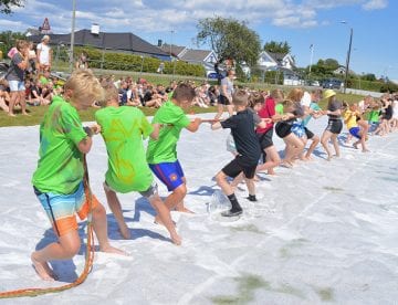 Ungdom i tautrekkingskonkurranse