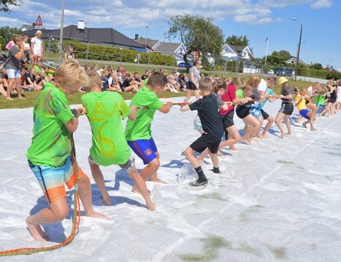 Ungdom i tautrekkingskonkurranse