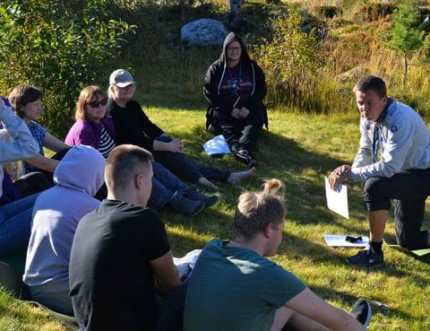 Speidere får undervisning ute på gresset i sola