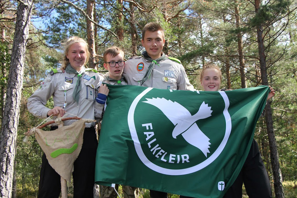 Foto av ungdommer på Falkeleir