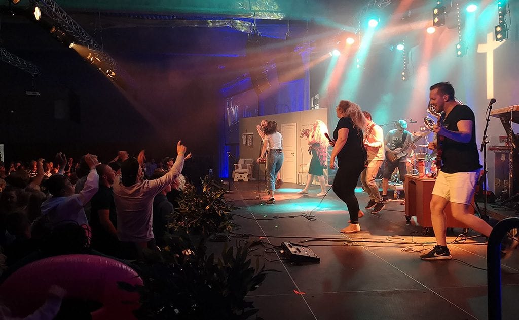Lovsangsbandet Stagedive Live på scenen under Liv og vekst 2019