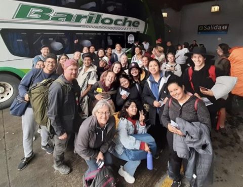 Gruppebilde foran buss i Chile