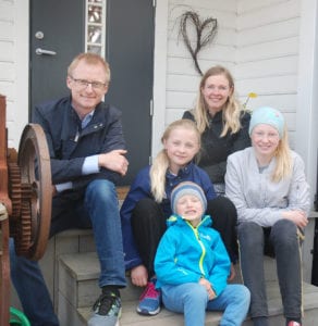 Familien Drangsholt på trappa utenfor husdøra