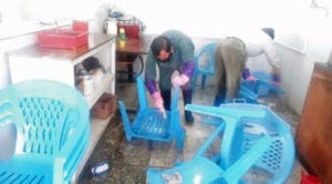 Vask av plaststoler i Afghanistan