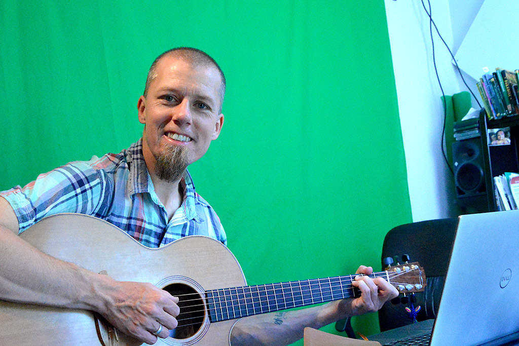 Foto av Chris Duwe med gitaren.