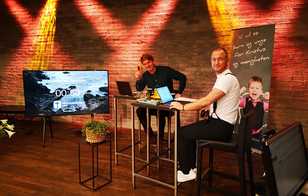 Ordstyrere Daniel Brendeland og Mads Sveindal Mooij på scene i OMB