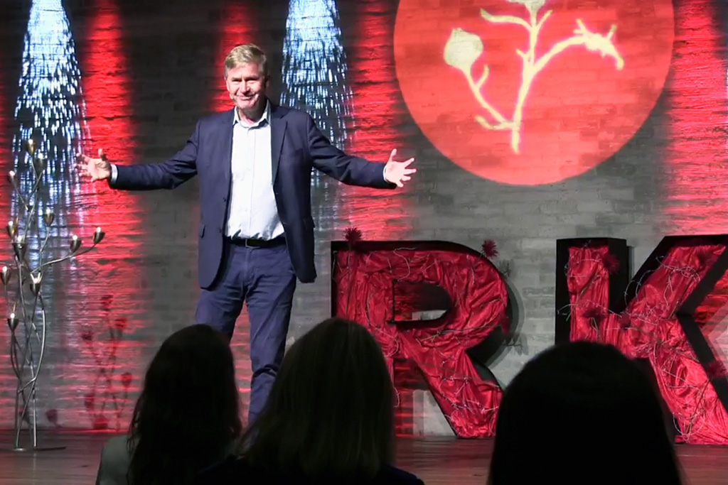 Foto av Erik Solheim på Rettferdskonferansen 2020