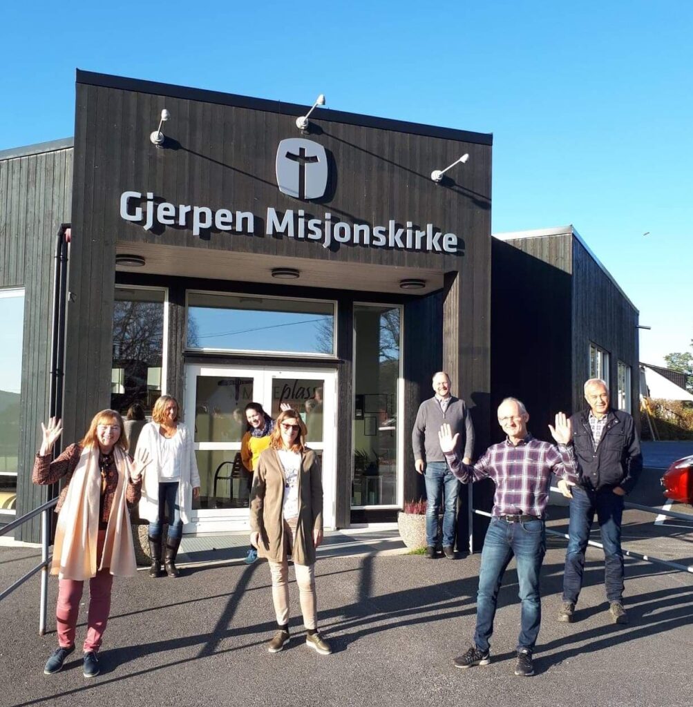 Deltakere samlet utenfor Gjerpen misjonskirke