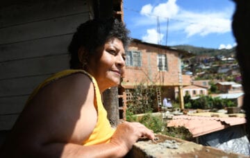 Amparo Bairo kikker ut av vinduet sitt i Granizal