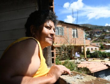 Amparo Bairo kikker ut av vinduet sitt i Granizal