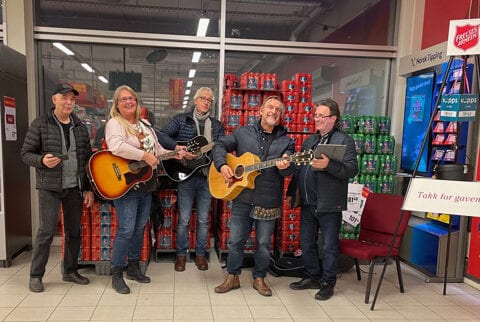 Håkon Fagervik med team, med gitarer ved Frelsesarmeens julegryte på Prix butikk