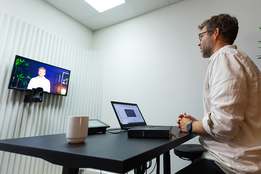 Bilde av Gordon Valen med PC og videoskjerm