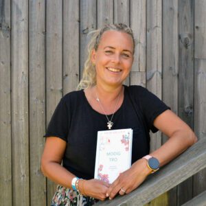 Bilde av Heidi Gellein med sin nye bok. Foto av Trond Filberg.